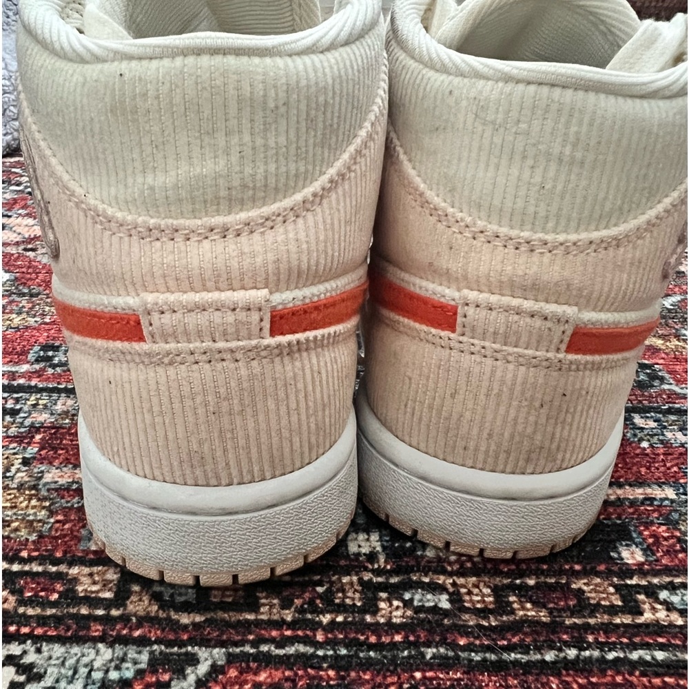 Women’s AIR JORDAN 1 mid SE - Picture 5 of 5